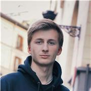 Estudiante de Universidad con formación en el colegio británico, Queen´s College. Profesor particular del inglés